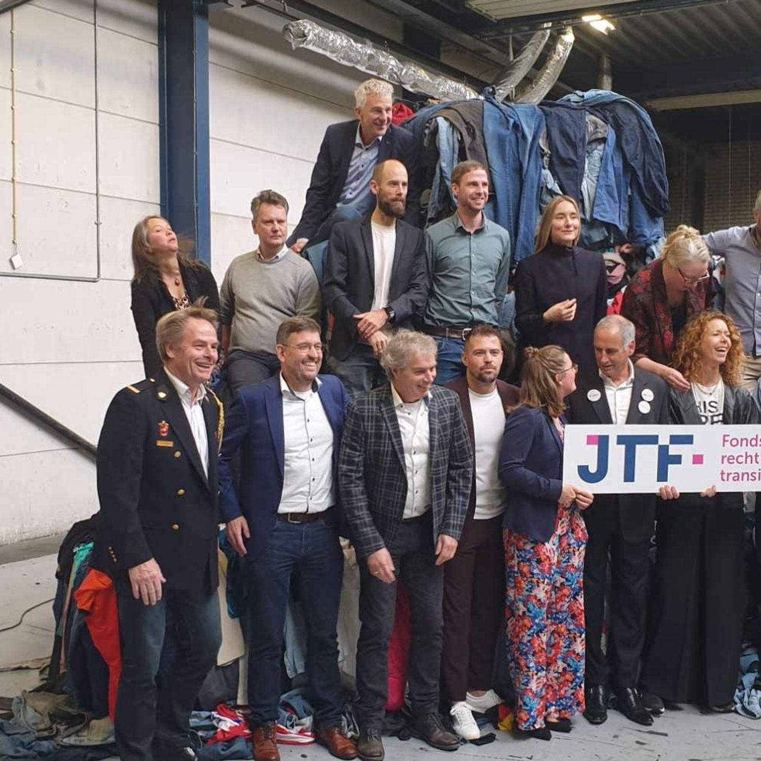 DIS consortium group photo (2)