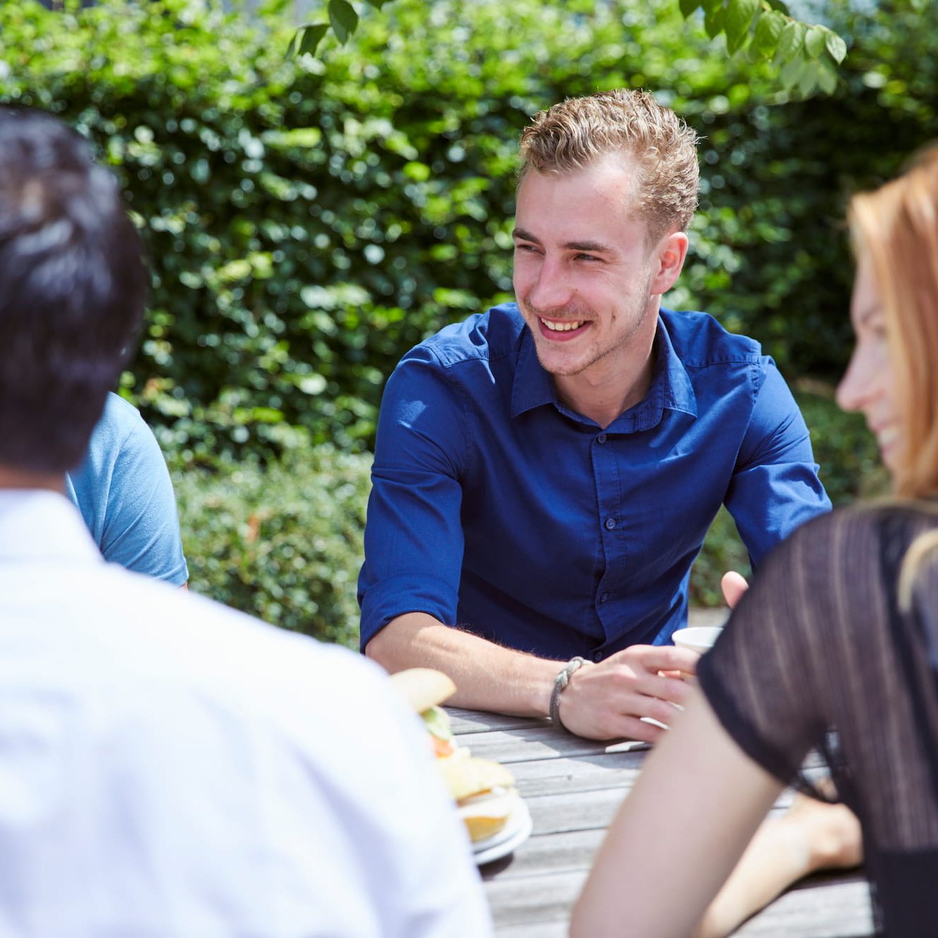 demcon-lunching-outside