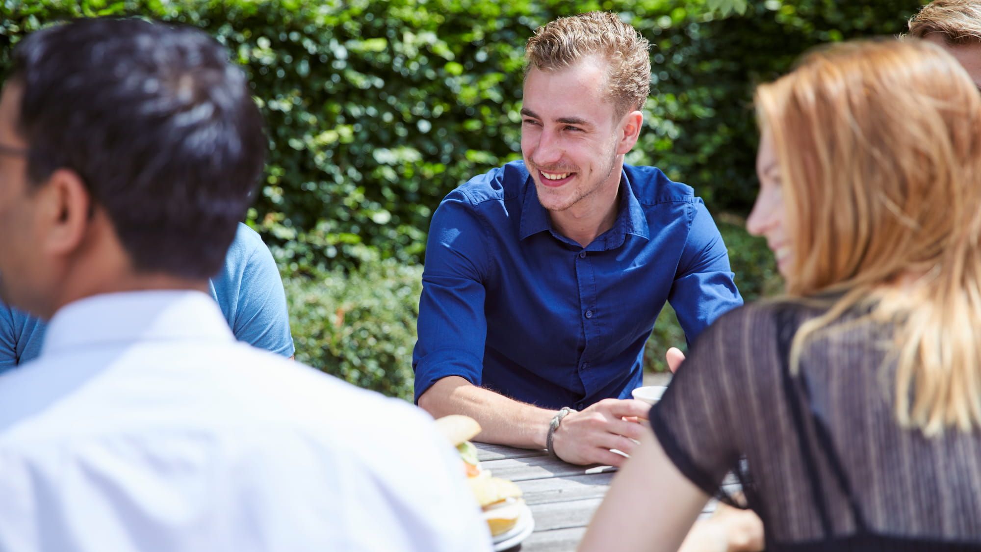 demcon-lunching-outside